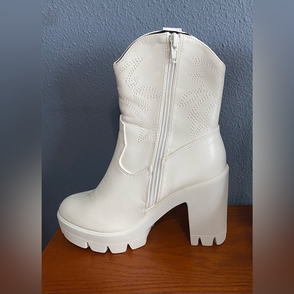 Lemonade White Platform Heel Lug Sole Boots Size 7 - Picture 1 of 7